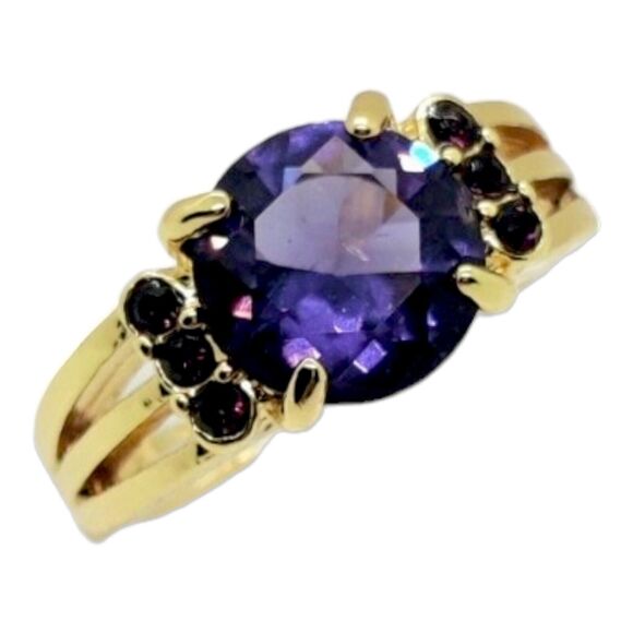 Womens Gold Tone Ring Size 8 Round Cut Solitaire Purple Rhinestone with Accents - Picture 5 of 6